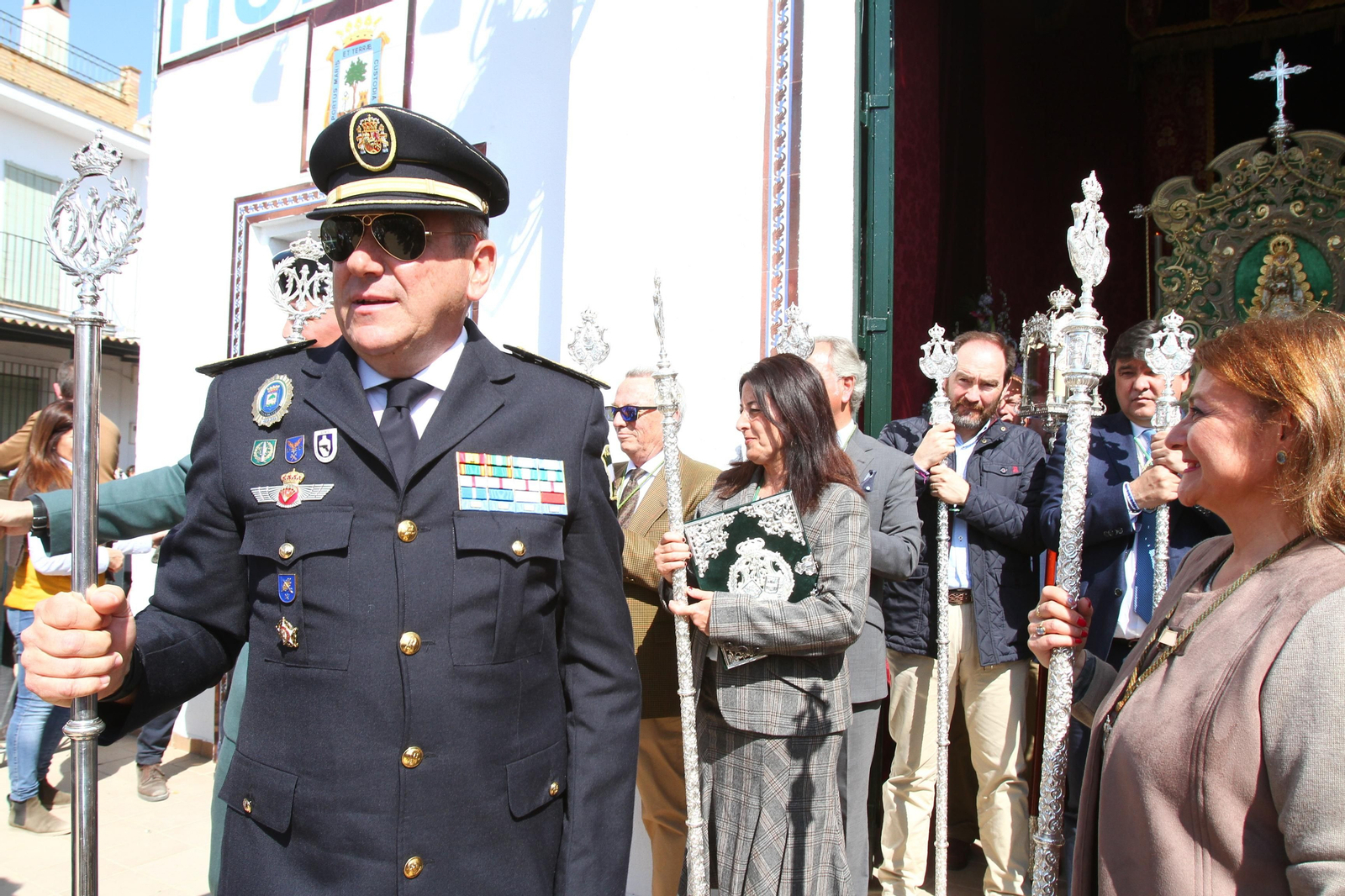 La Hermandad de Huelva se presenta ante la Virgen del Rocío en su peregrinación a la aldea almonteña