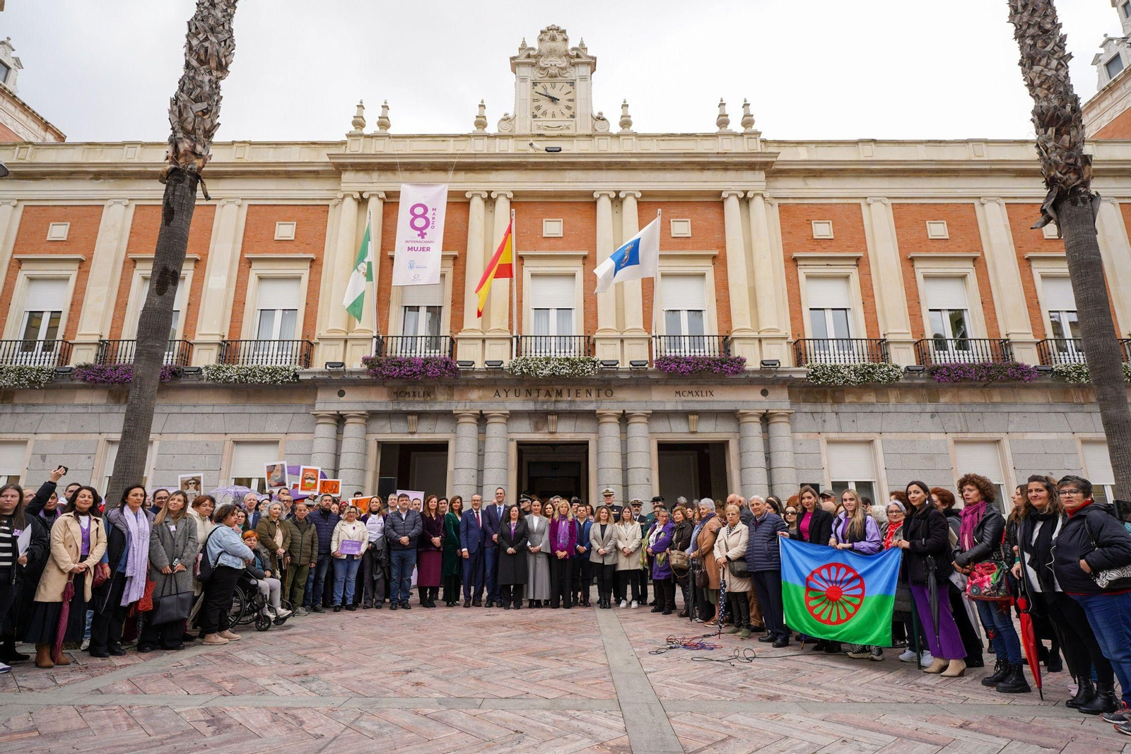 Lectura del manifiesto por el Día Internacional de la Mujer en el Ayuntamiento de Huelva.