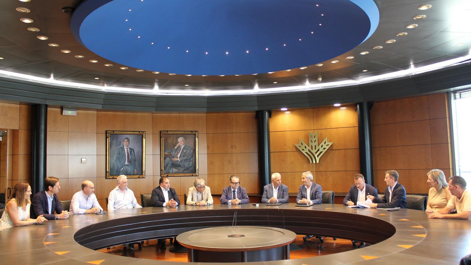 El Presidente de Caja Rural Granada, Antonio León y el Presidente de Cooperativas Agroalimentarias, Fulgencio Torres, renuevan el convenio entre ambas entidades. El Presidente de Caja Rural Granada, Antonio León y el Presidente de Cooperativas Agroalimentarias, Fulgencio Torres, renuevan el convenio entre ambas entidades.