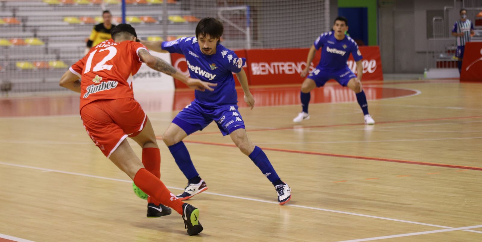 Chaguinha presiona al local Lucao.