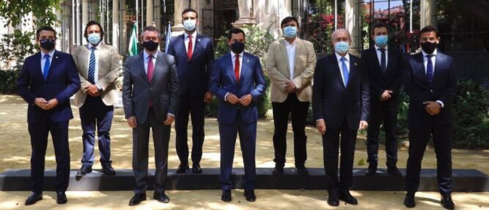 Los ochos alcaldes de las capitales andaluzas posan junto a Juanma Moreno.