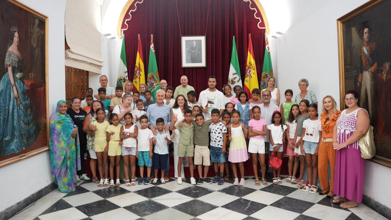 Foto de grupo de los niños y niñas de Vacaciones en Paz en la Diputación de Cádiz.