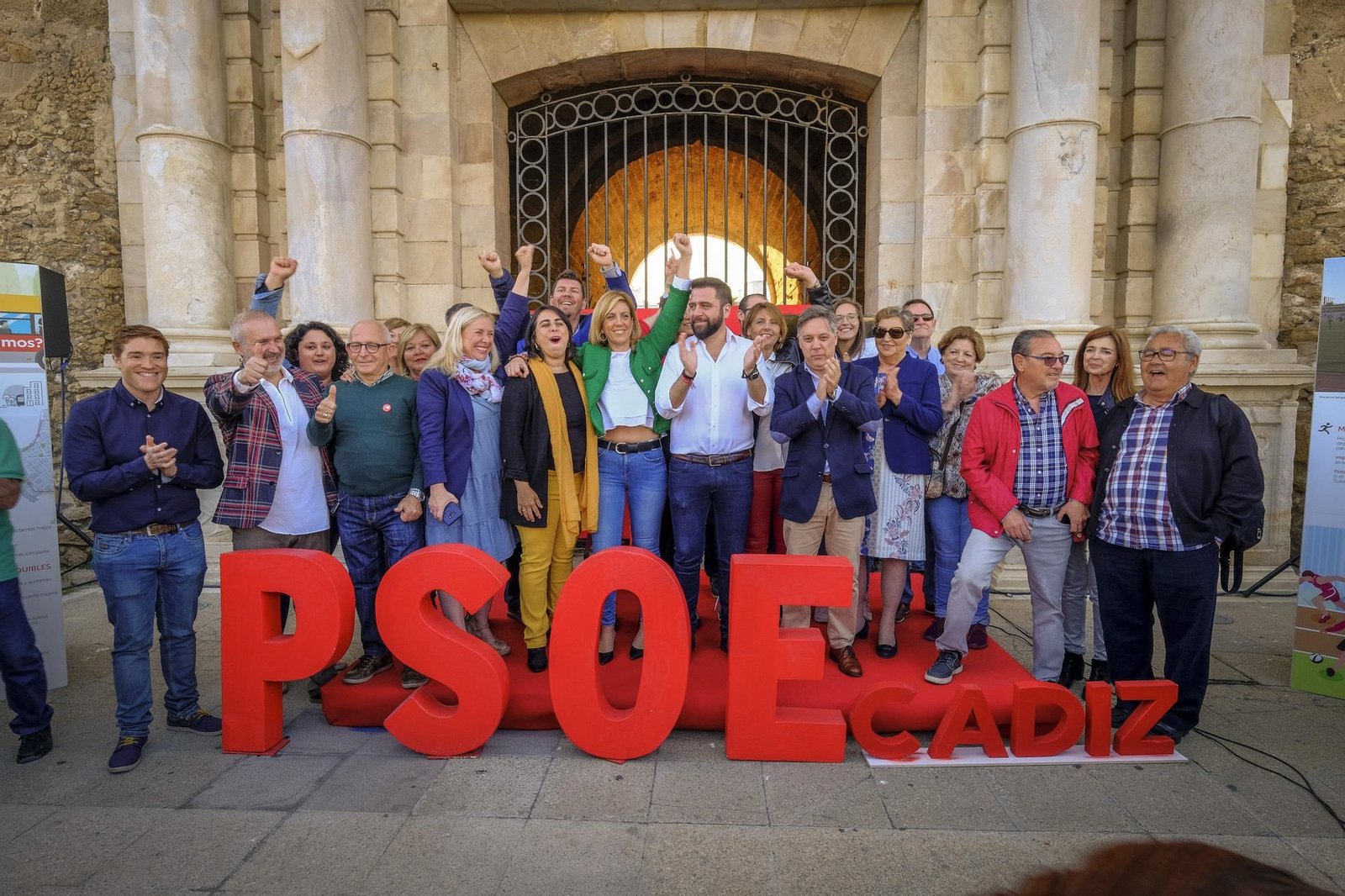 La candidatura del PSOE a la Alcaldía de Cádiz, con Fran González al frente, ante el torreón de las Puertas de Tierra. La candidatura del PSOE a la Alcaldía de Cádiz, con Fran González al frente, ante el torreón de las Puertas de Tierra.
