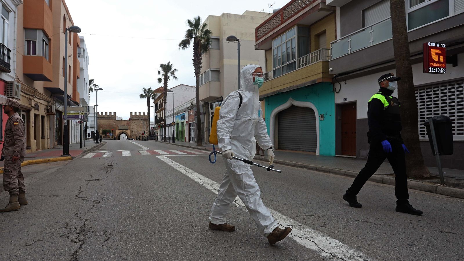 Fotos de las tareas de desinfección y limpieza de la Infantería de Marina en Tarifa