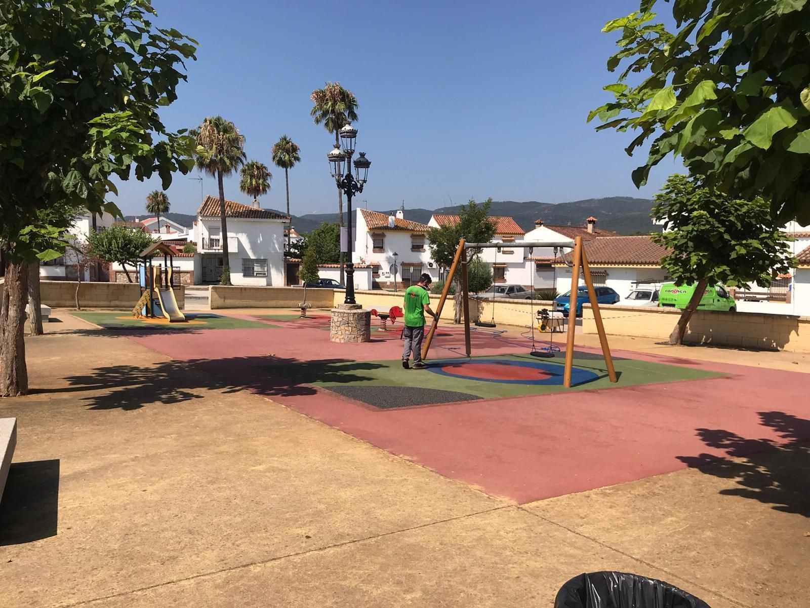 Tareas de desinfección en uno de los parques infantiles.