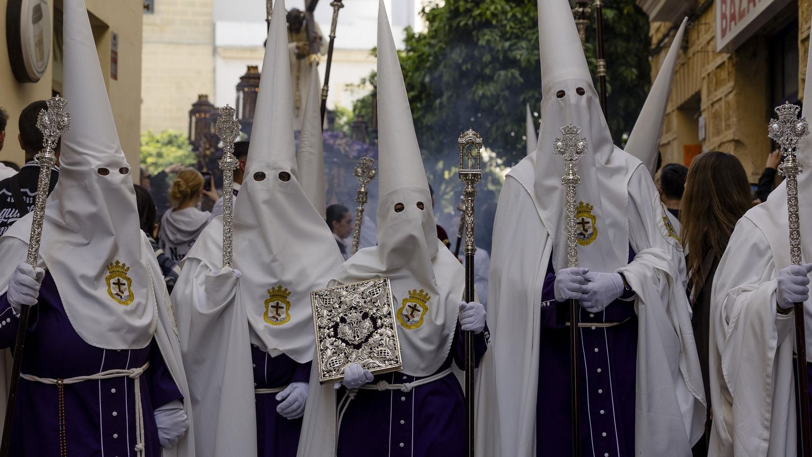 Imágenes de la salida del Nazareno del amor en la Semana Santa de Cádiz 2025