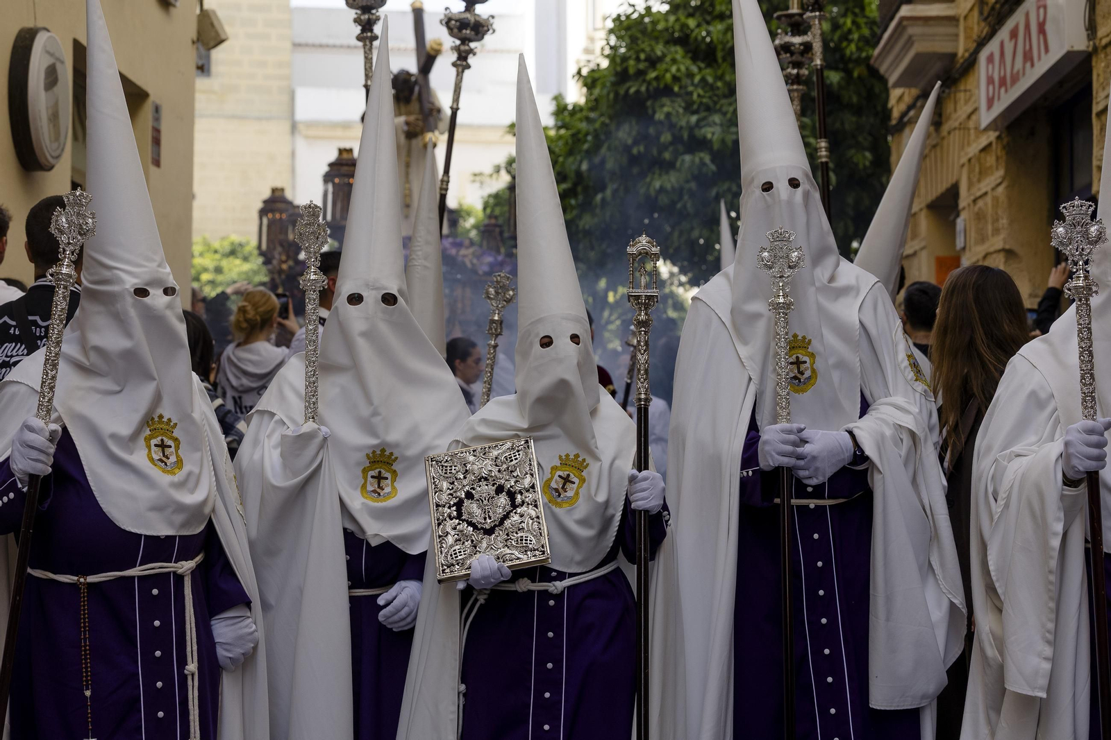 Imágenes de la salida del Nazareno del amor en la Semana Santa de Cádiz 2025