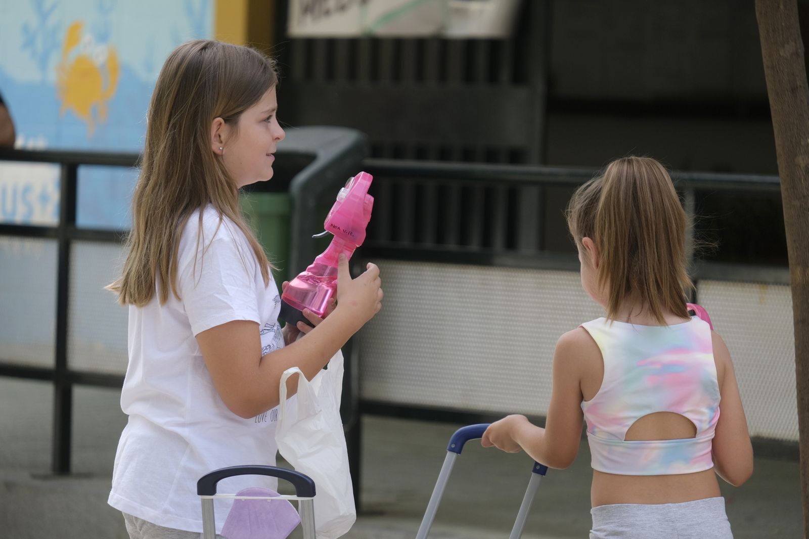 Protesta en el colegio Mediterráneo de Córdoba por los problemas de climatización, en imágenes