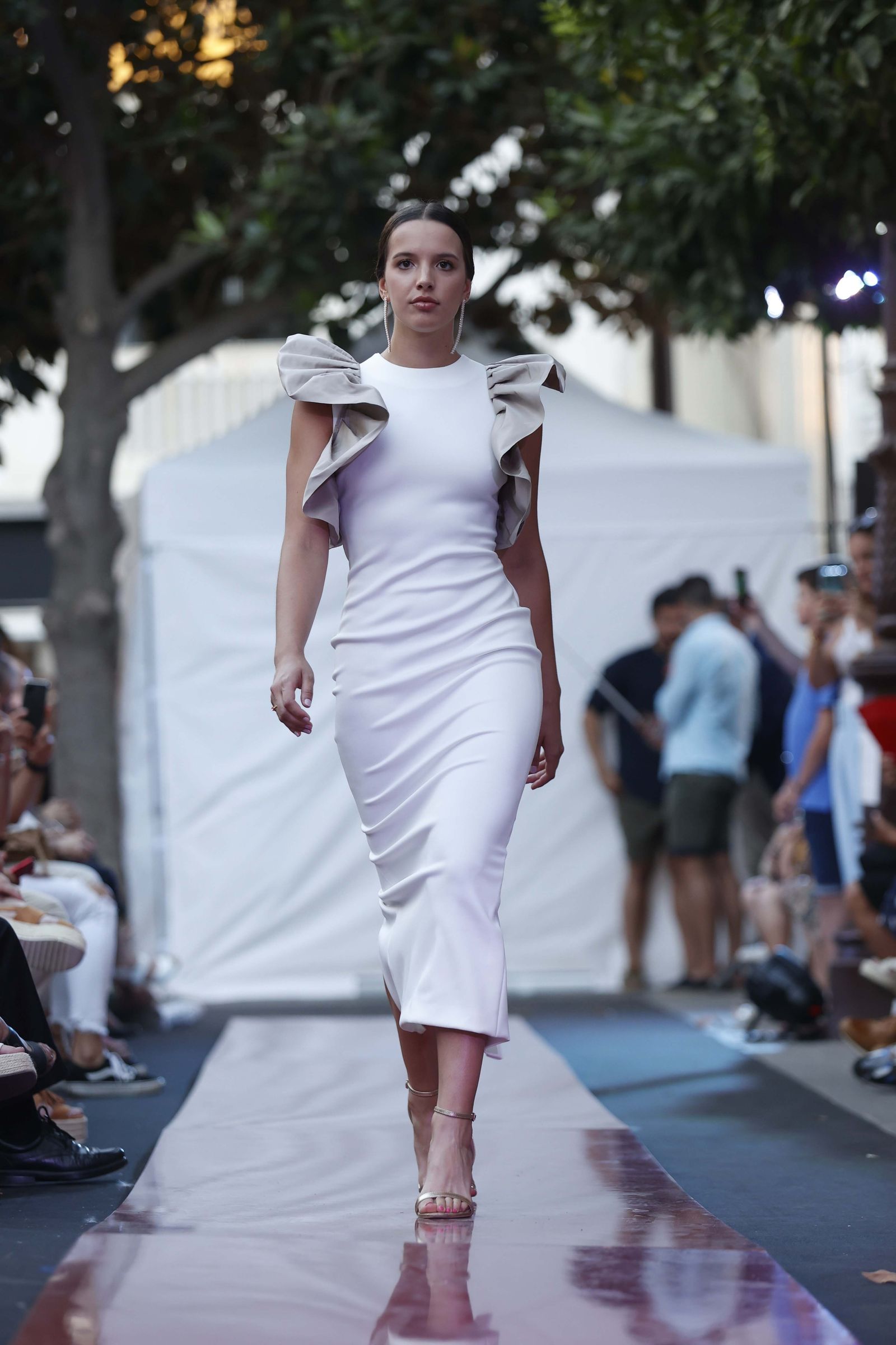 Las imágenes del Desfile de Jóvenes Diseñadores en la Plaza de la Magdalena