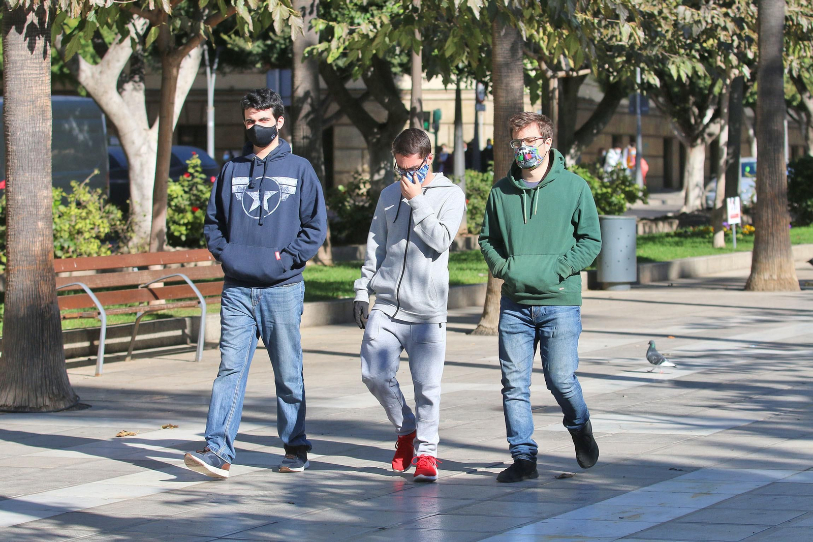 Jóvenes almerienses pasean por la Avenida Federico García Lorca de la capital.