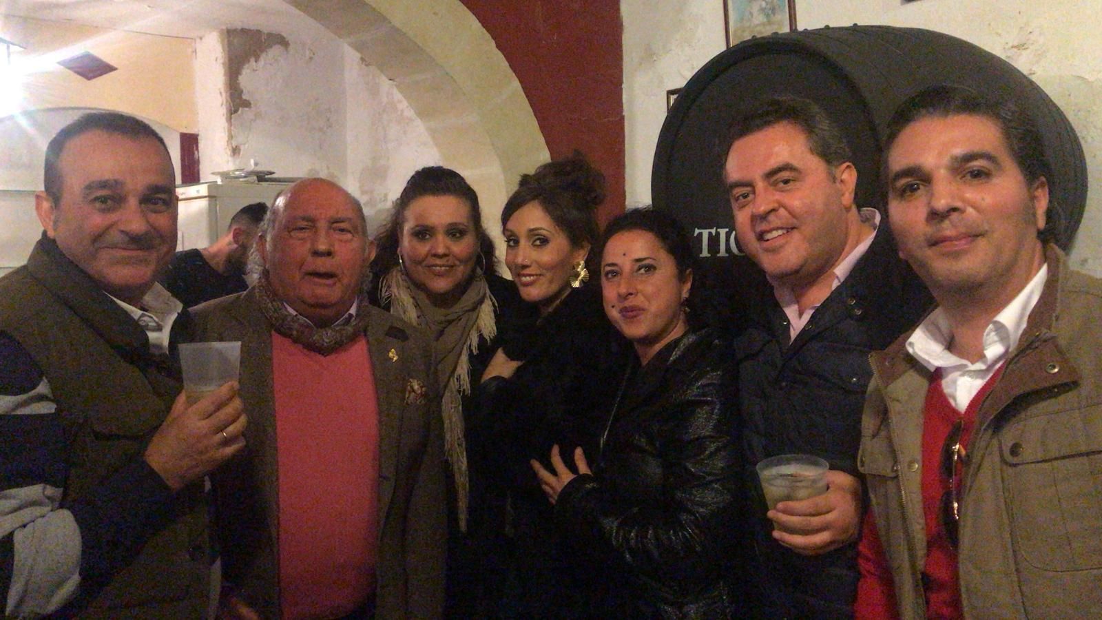 Jesús Atienza, presidente de la Peña Los Cernícalos, Fernando de la Morena, Ana de los Reyes, Sandra Rincón, Eva Rubichi, el presidente de la Peña Don Antonio Chacón, Juan Alfonso Romero, y Paco Poli, de la Peña La Bulería.