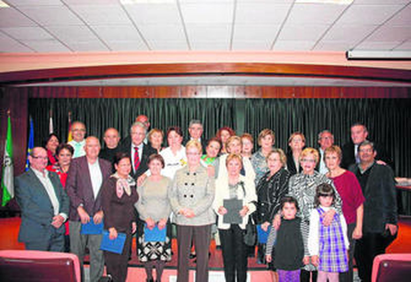'Foto de familia' de los jubilados que han recibido el premio en el complejo hospitalario.