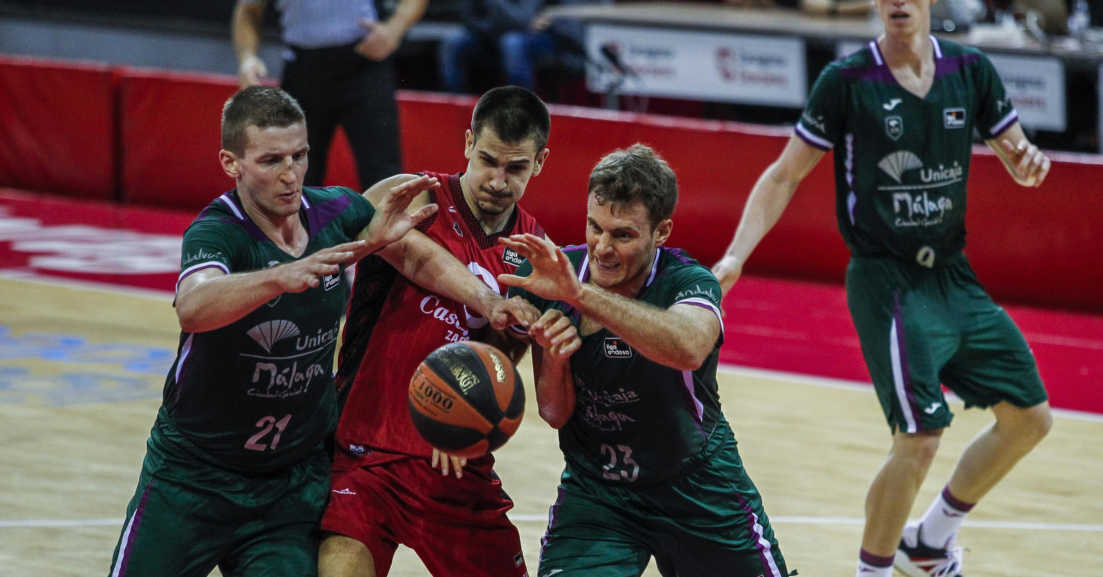 Waczynski y Abromaitis pelean por un balón con Nico Brussino.