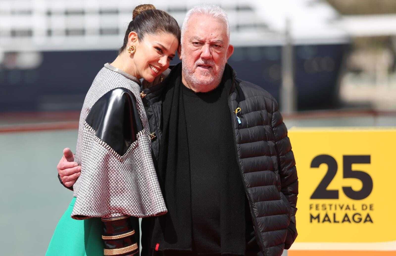 Imanol Uribe con Juana Acosta, este lunes en Málaga.