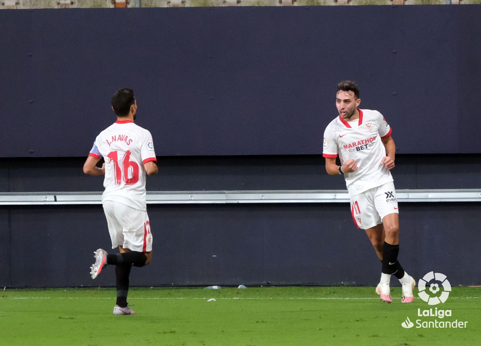 Munir y Jesús Navas festejan el gol que puso por delante al Sevilla.