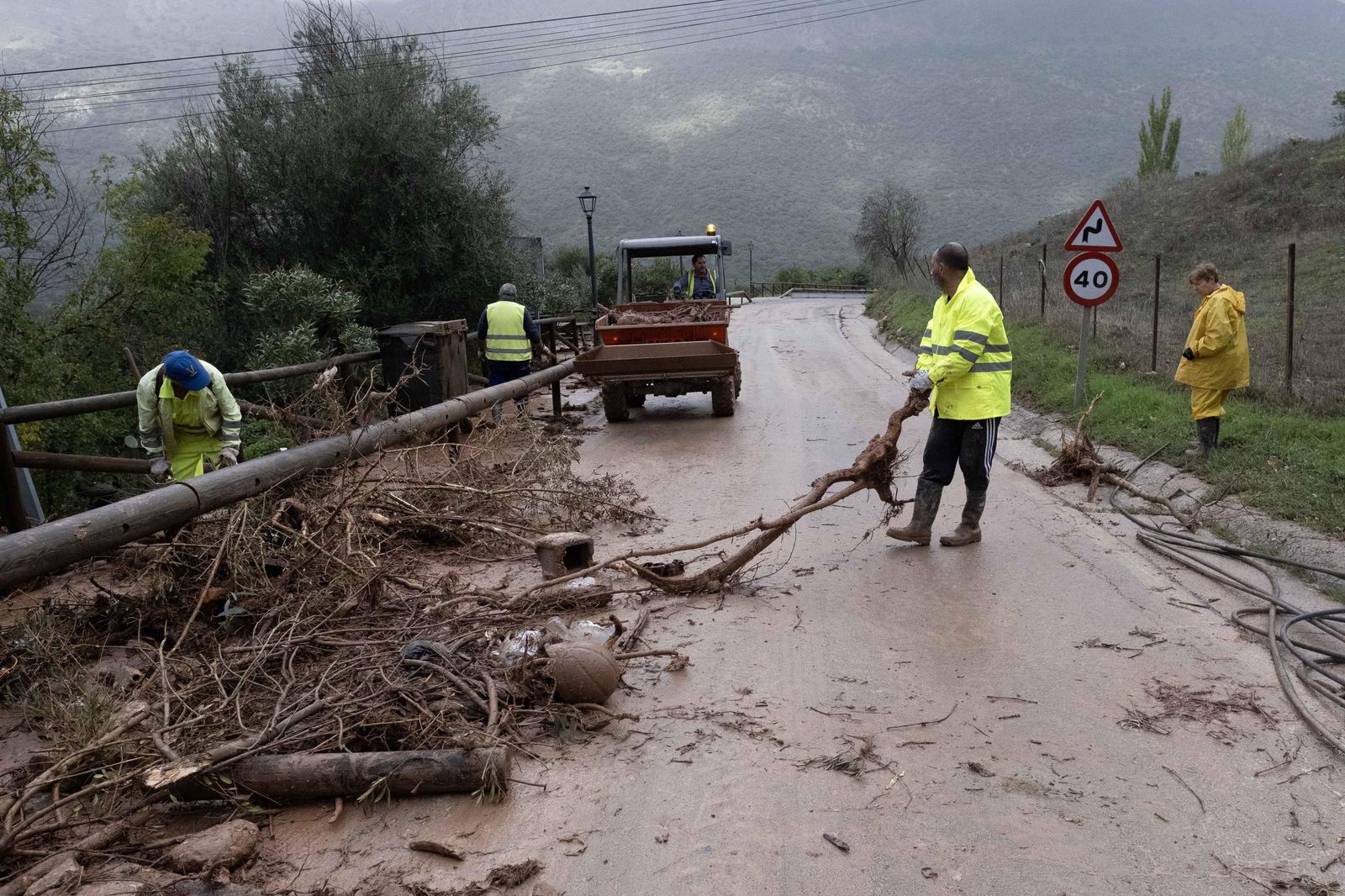 Riada de lodo y piedras en Jimera de Líbar, en fotos