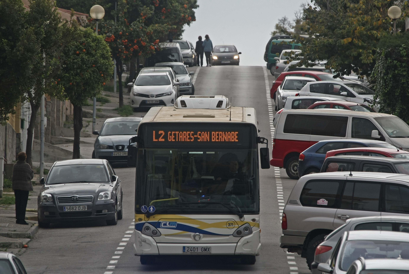 Un autobús de la  línea 2 realiza su servicio en San García.