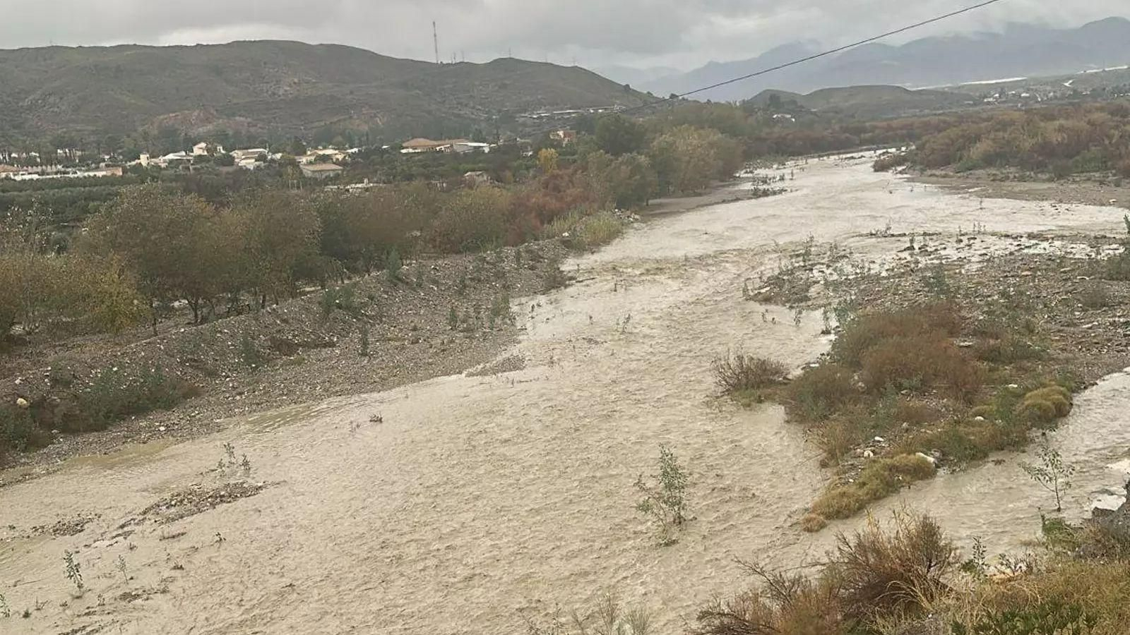 El río Almanzora bajaba así en la tarde del domingo.