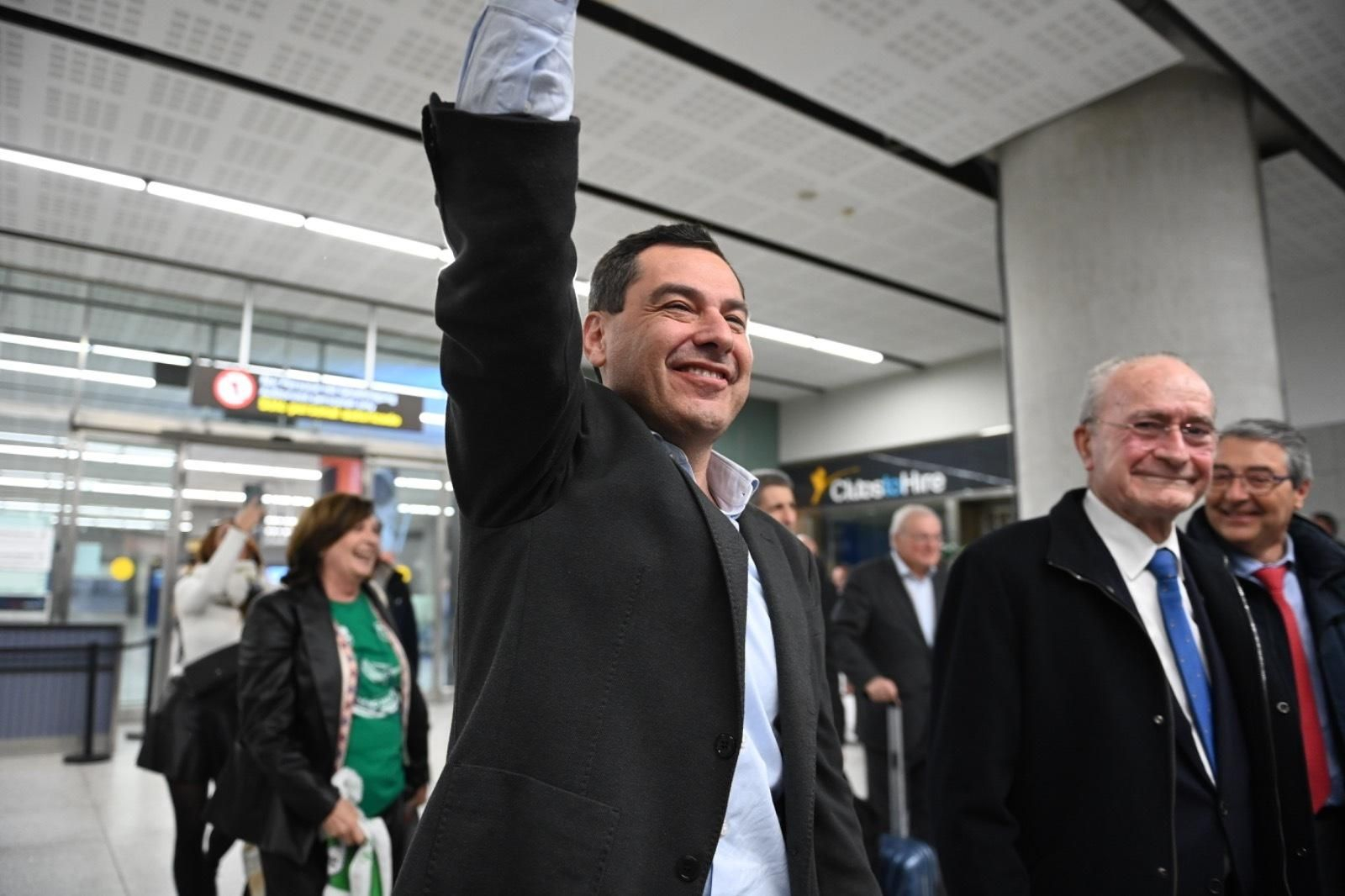 Júbilo en la llegada del Unicaja al aeropuerto