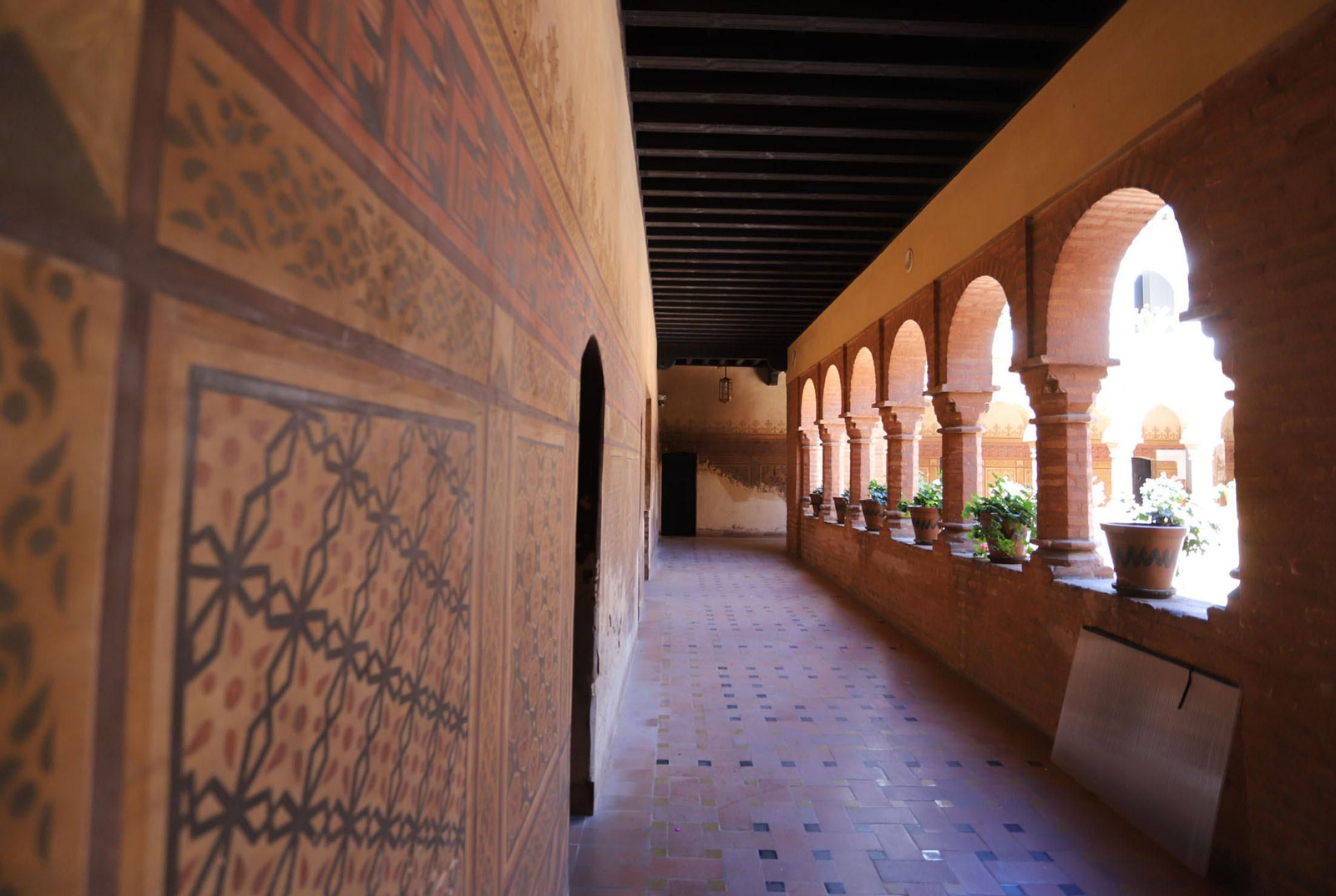Estado de deterioro en el que se encuentra las pinturas murales del patio mudéjar de La Rábida.