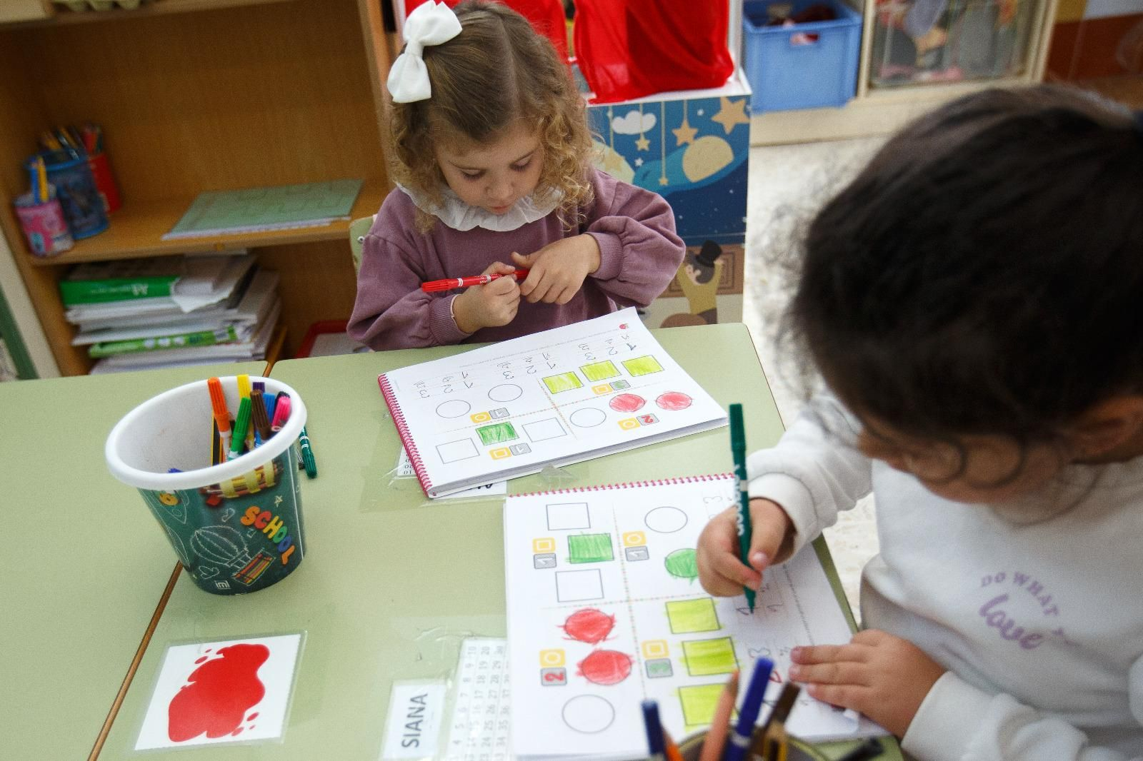 Niños y niñas en una escuela infantil