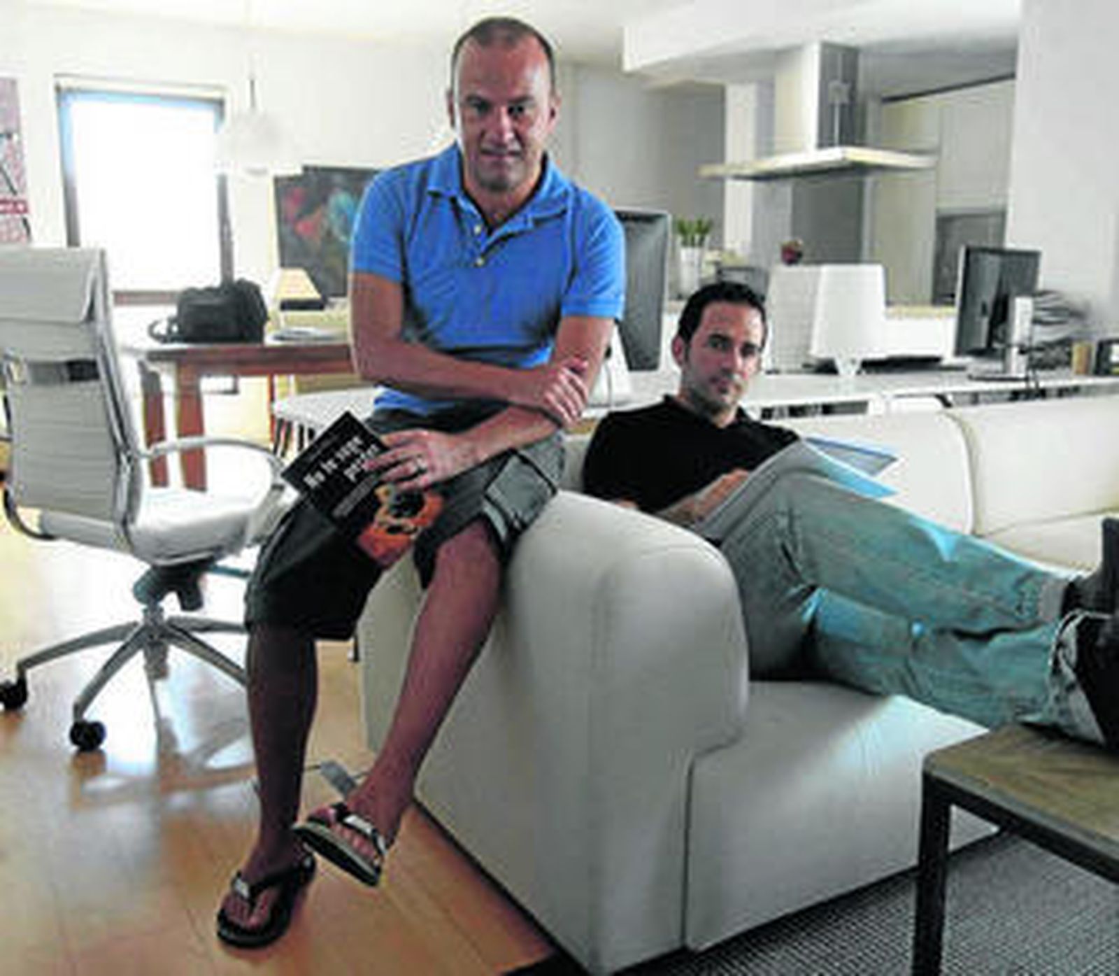 Salvador Navarro (escritor) y Manuel Benito de Valle (director) en la casa donde trabajan.