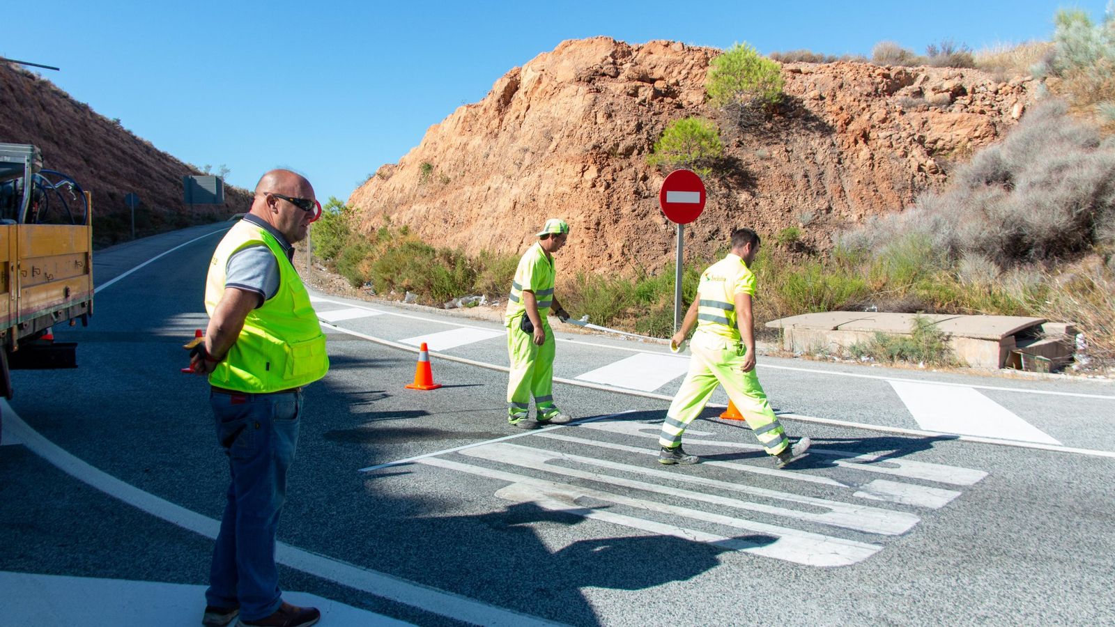 Varios operarios pintan las señales del suelo antes del corte de la A-44.