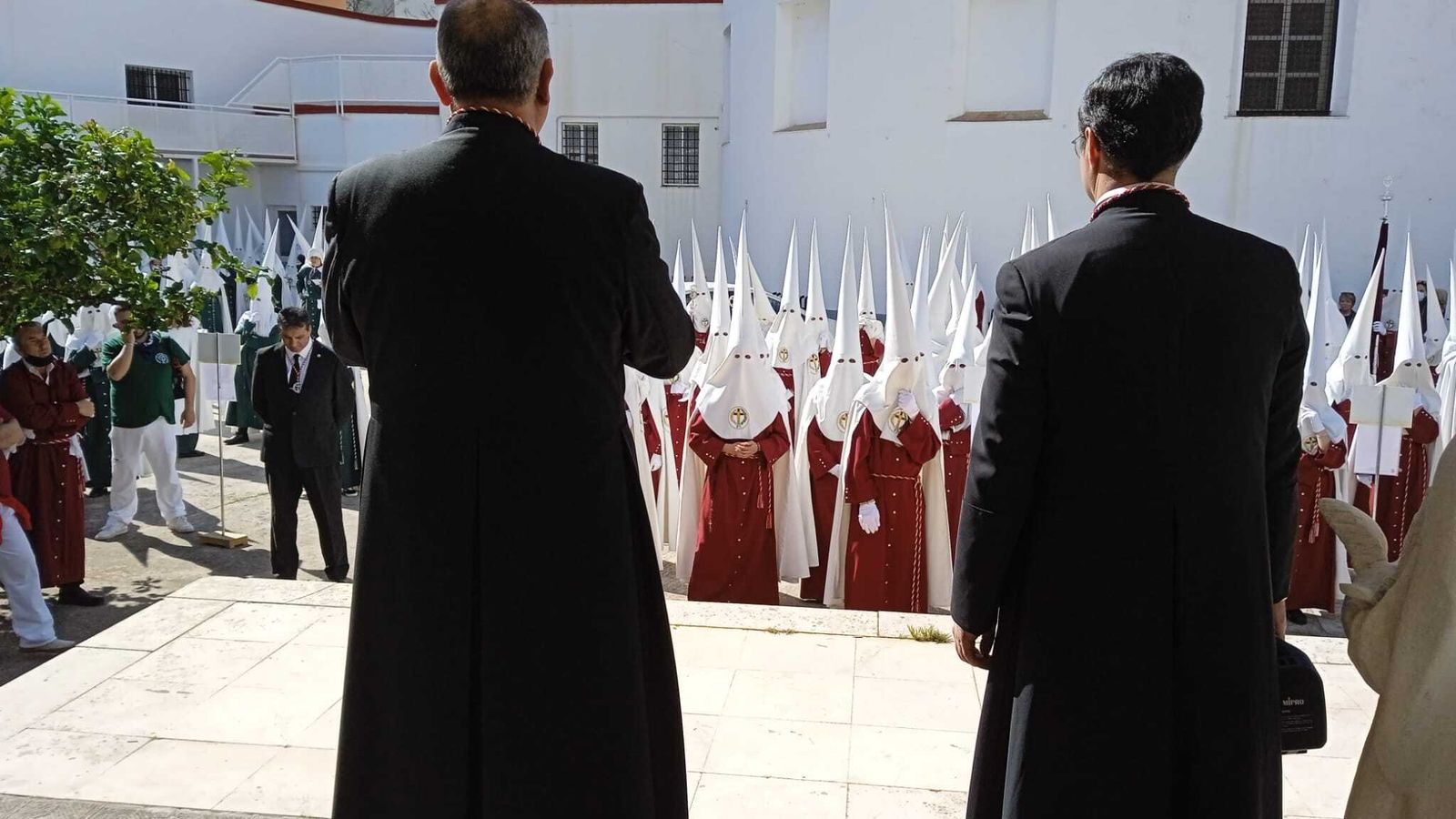 Un momento del rezo de los hermanos de Oración en el Huerto.