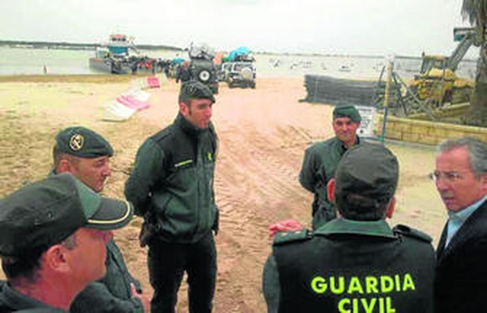 El subdelegado del Gobierno en Cádiz, ayer, con efectivos de la Guardia Civil junto al embarque.