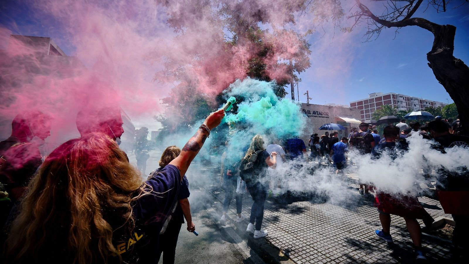 Trabajadores de Airbus Puerto Real en la plaza de la Aviación de Cádiz.