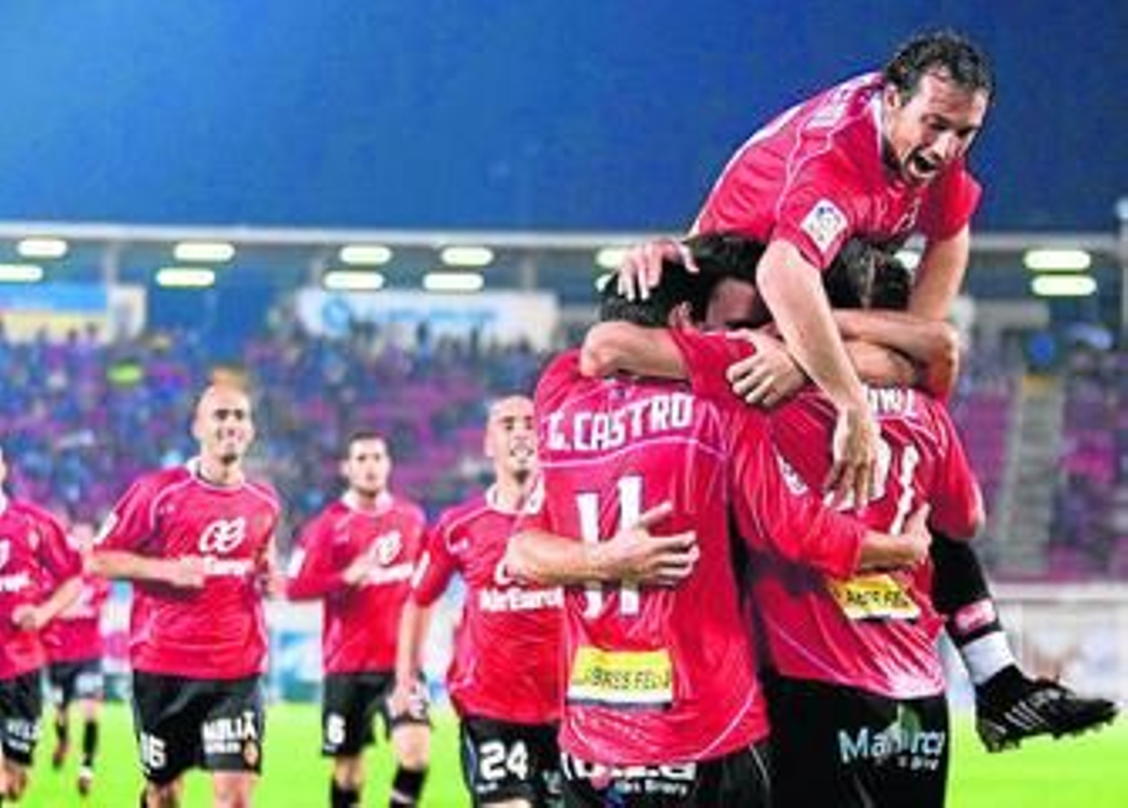 Los jugadores bermellones celebran el segundo tanto de Aduriz.