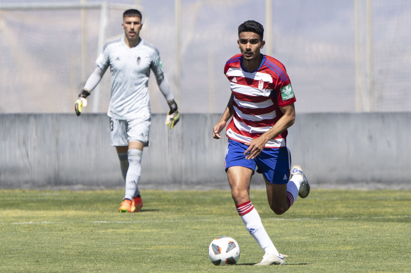 Youness trata de sacar el balón.