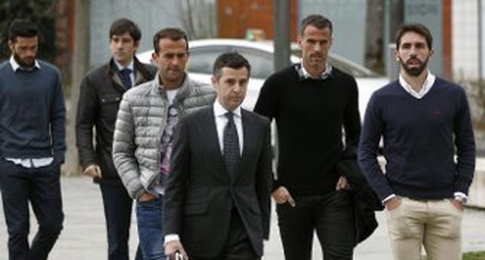 Jorge Molina, Jordi y Amaya, junto al hermano de éste y dos abogados, al llegar al juzgado. / EFE