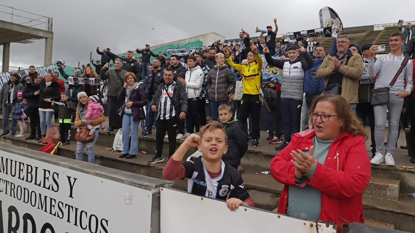 Fotos de la afición en el estadio municipal de La Línea