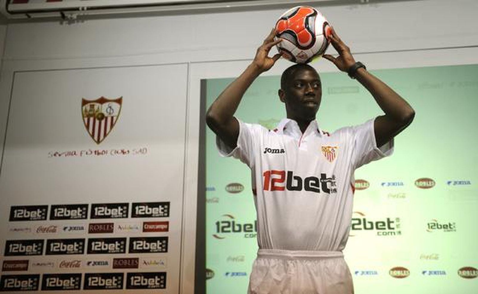 Dabo posa con el balón sobre su cabeza.

Foto: Antonio Pizarro/Agencias