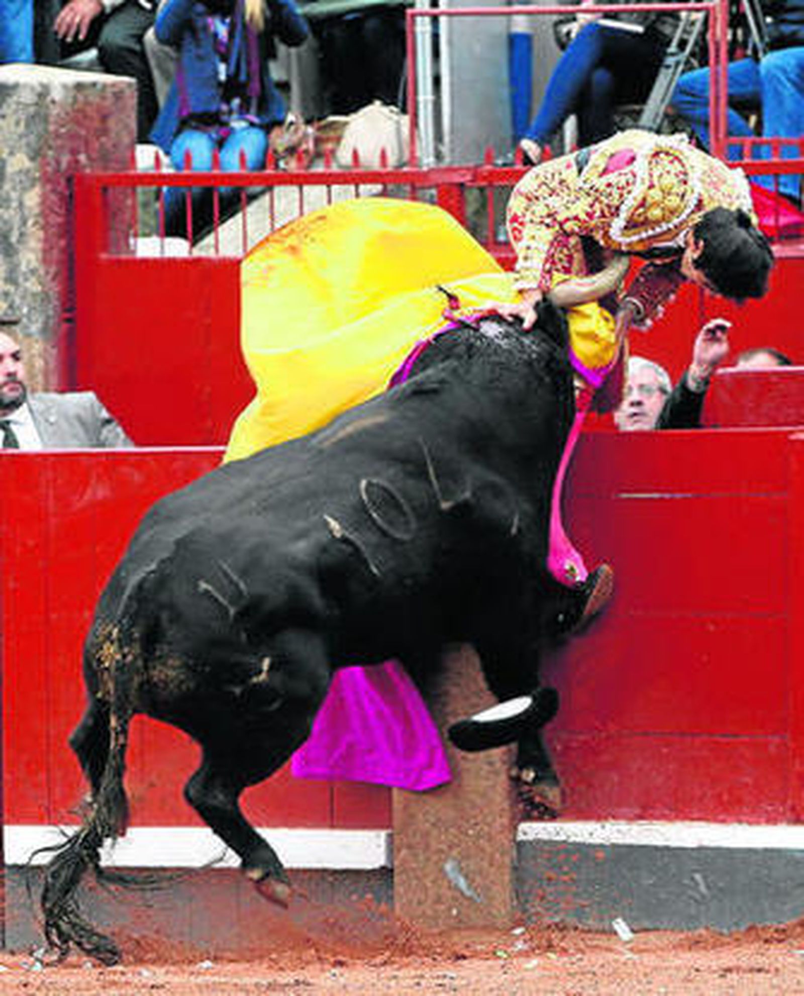 Espeluznante cogida a Miguel Ángel Perera en Salamanca.