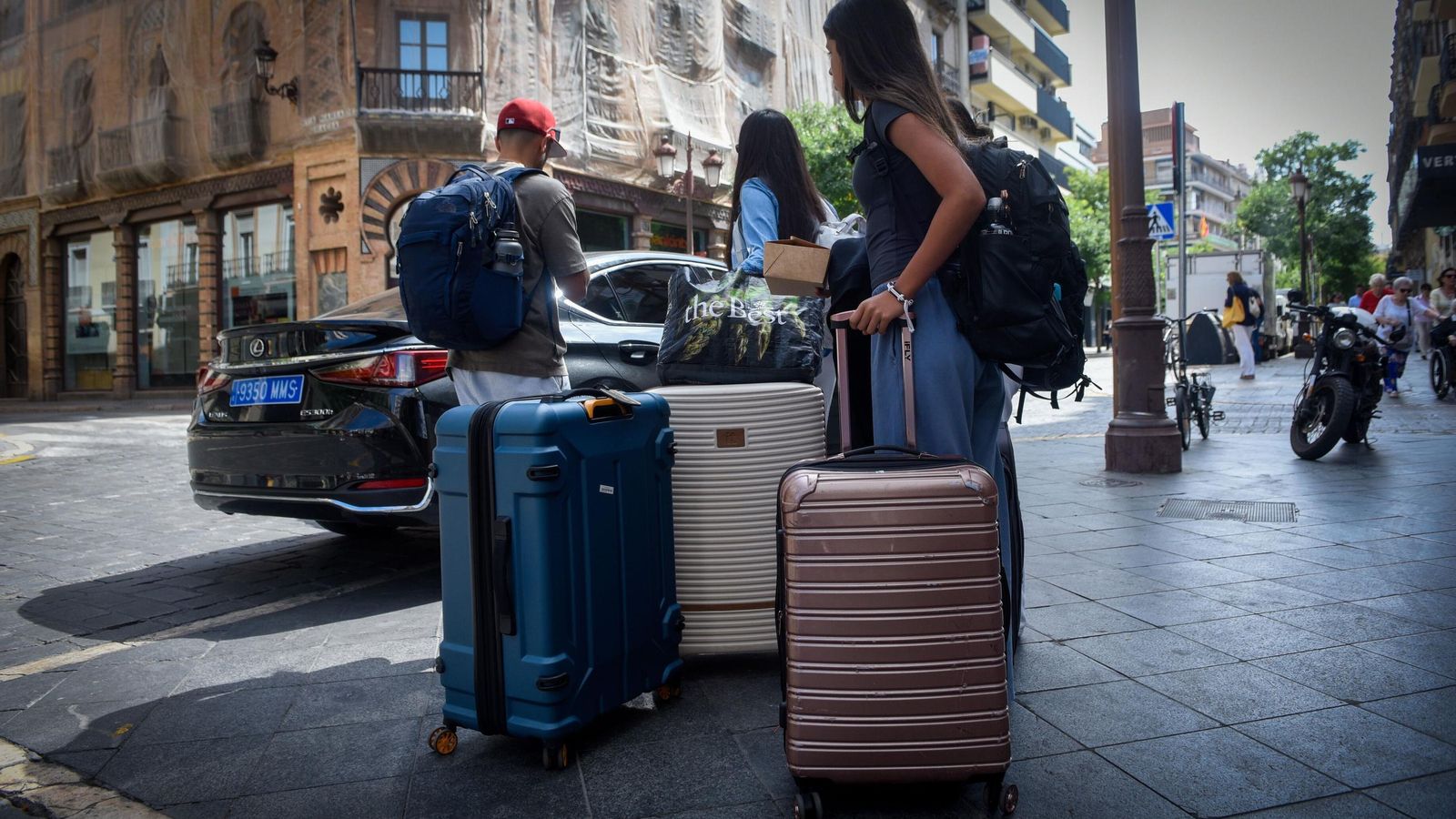 Varios turistas con maletas en la Campana.