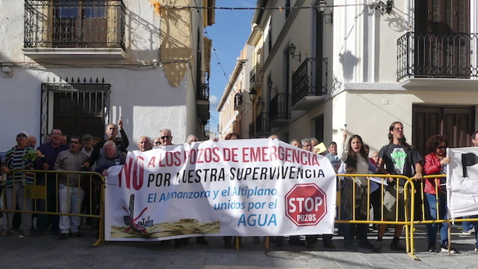 Más de un centenar de personas se manifestó a la puerta del Ayuntamiento de Tíjola bajo el lema 'No a los pozos de emergencia'.
