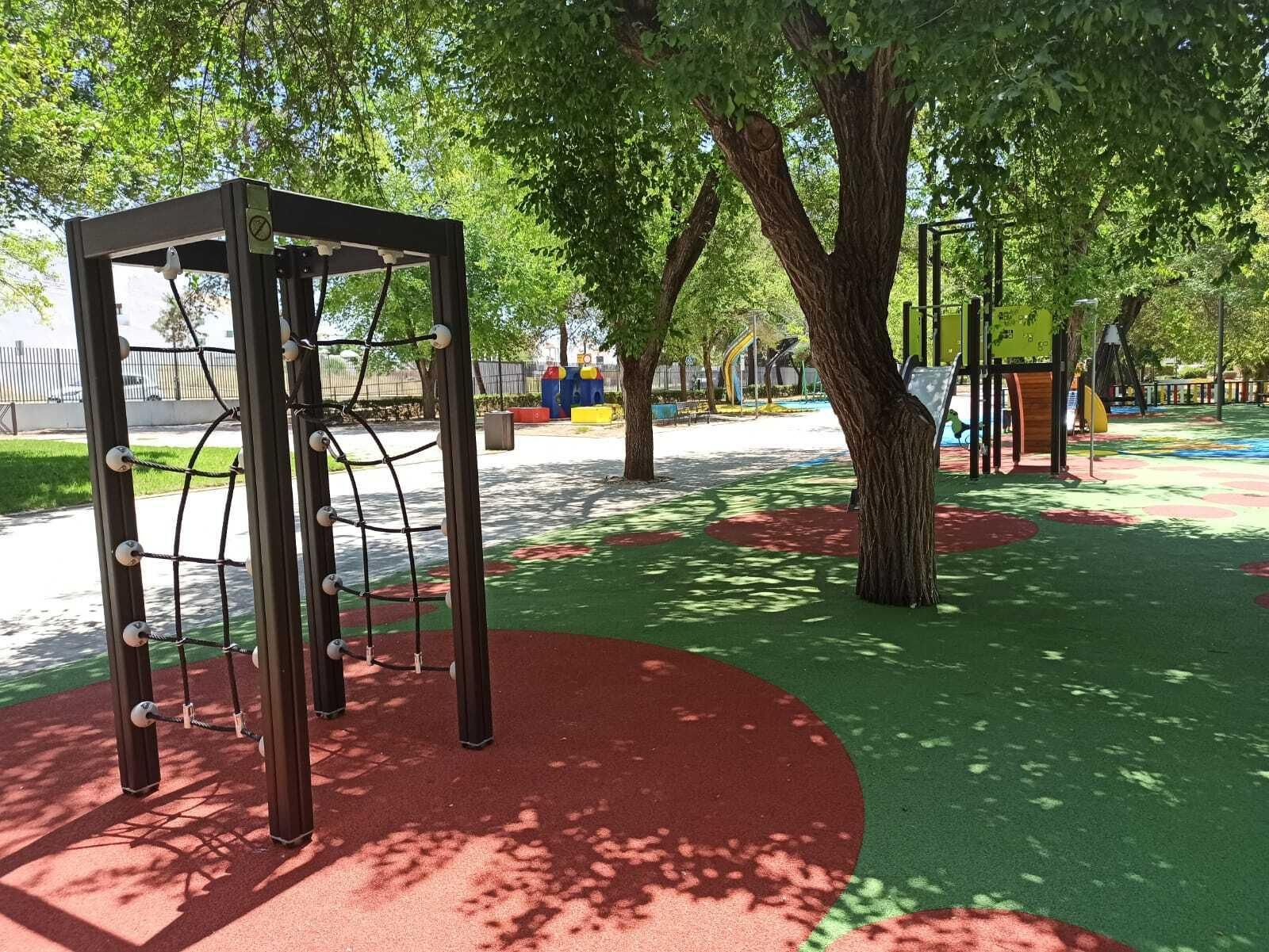 Zona de juegos infantiles del parque Tierno Galván de Montilla.