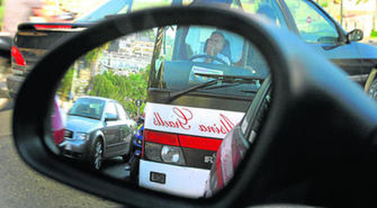 Gesto de circunstancia en pleno atasco a través de un retrovisor. Con lo bien que se va a pierna suelta.