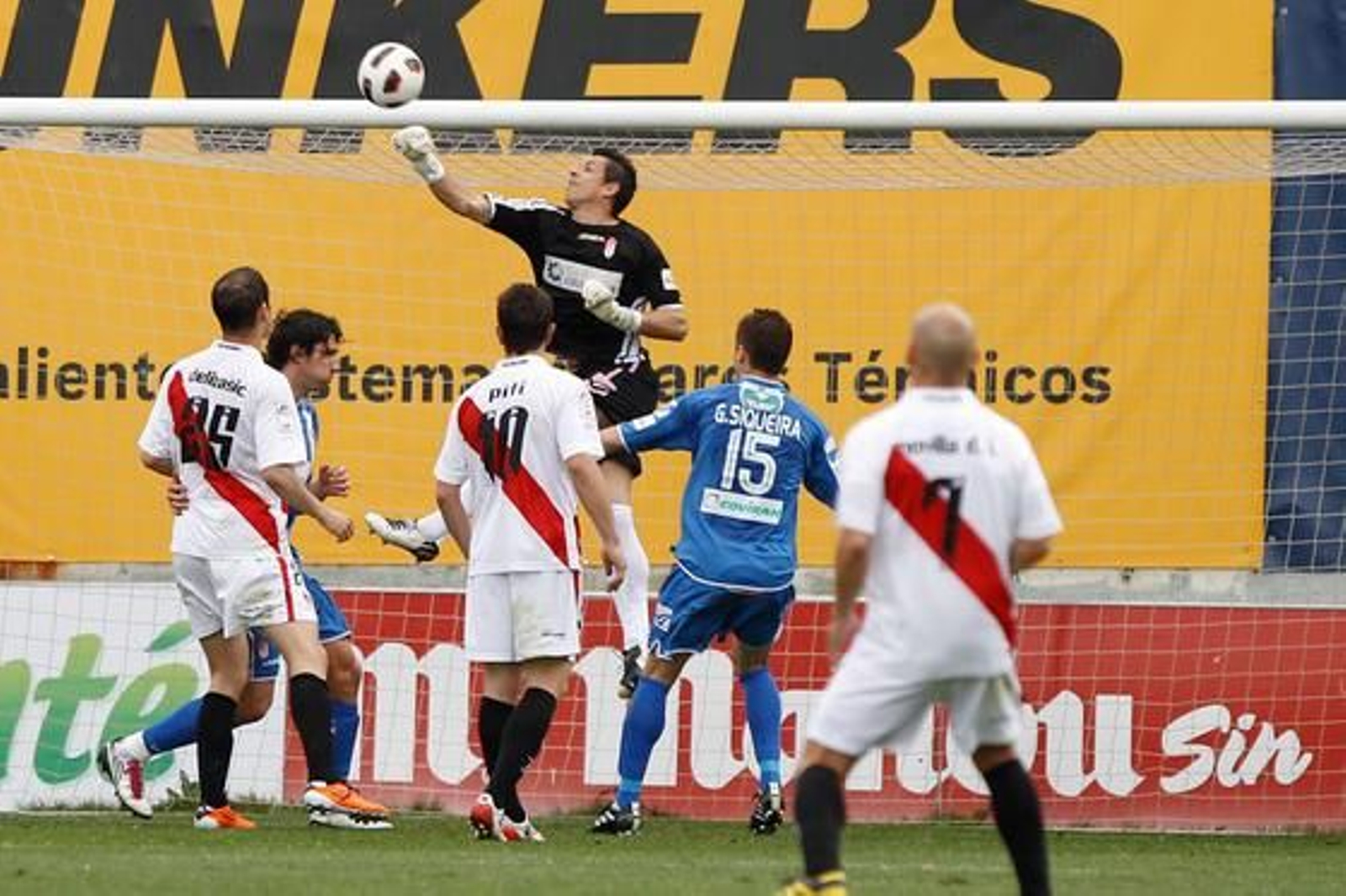 El Granada se trae un empate del campo del líder de Segunda, el Rayo Vallecano (1-1). / LOF