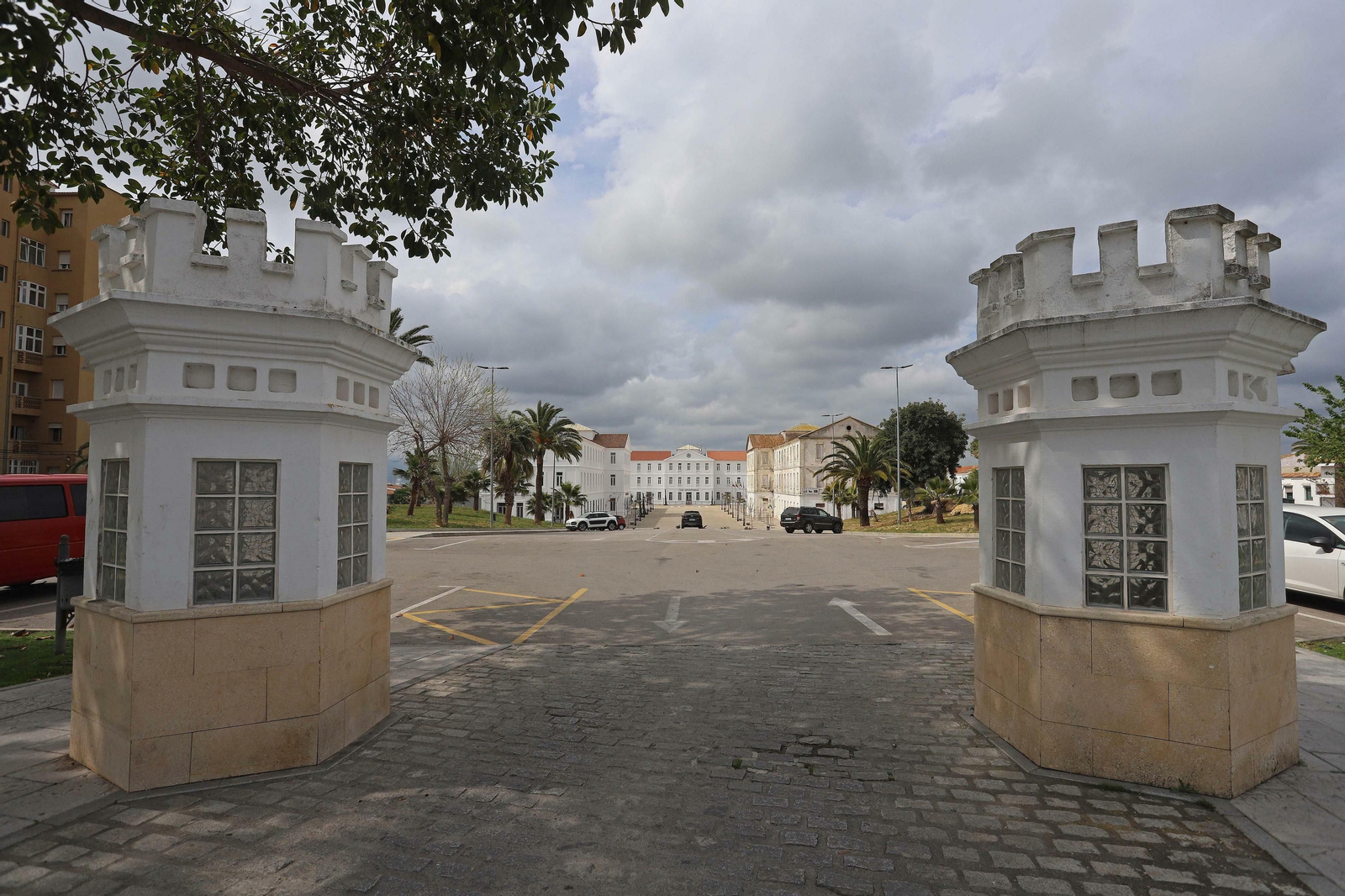 El complejo Diego Salinas, al fondo, visto desde la Alameda de San Roque