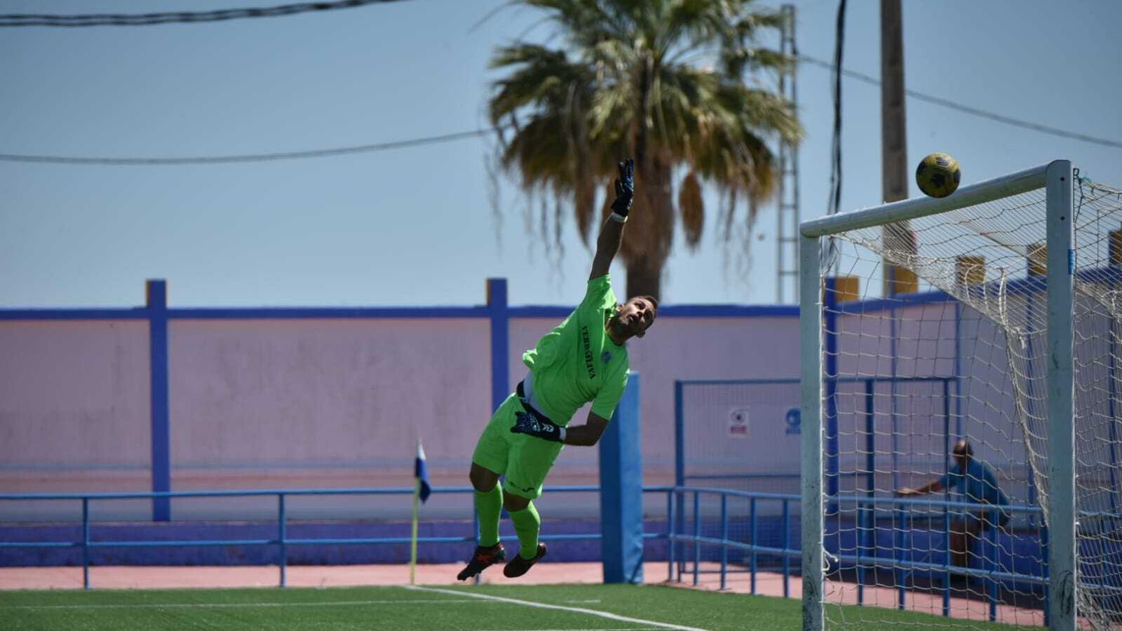 Fernando tuvo la mejor ocasión para el Guada con un tiro al palo.