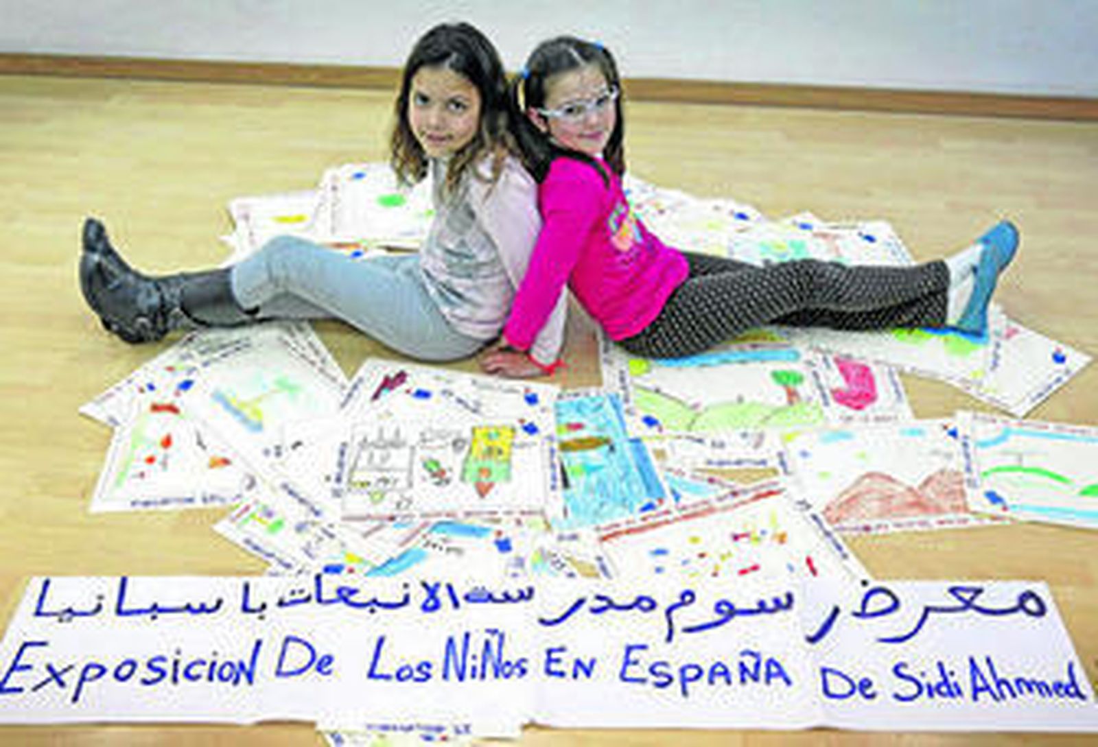 Selena y Anabel posan hace unos días con los dibujos que han mandado a su clase los niños del colegio Sidi Ahmed.