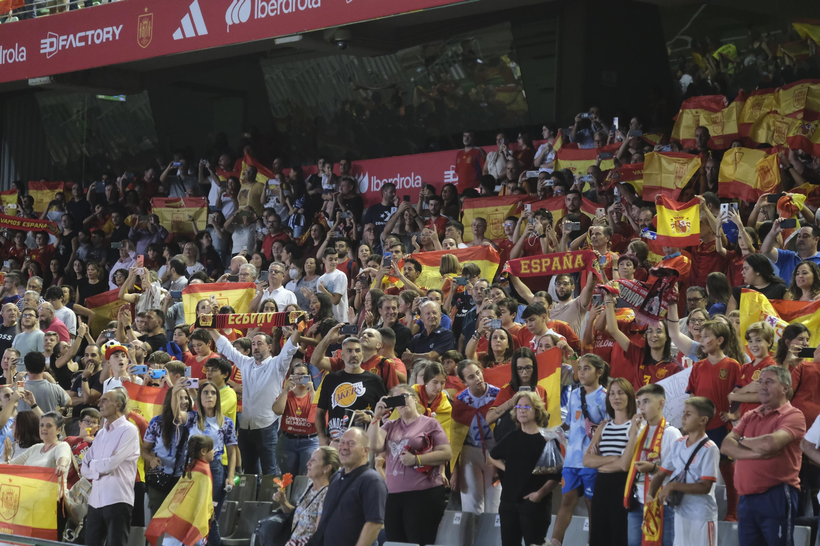 Las mejores fotos del ambiente en El Arcángel para el España - Suiza