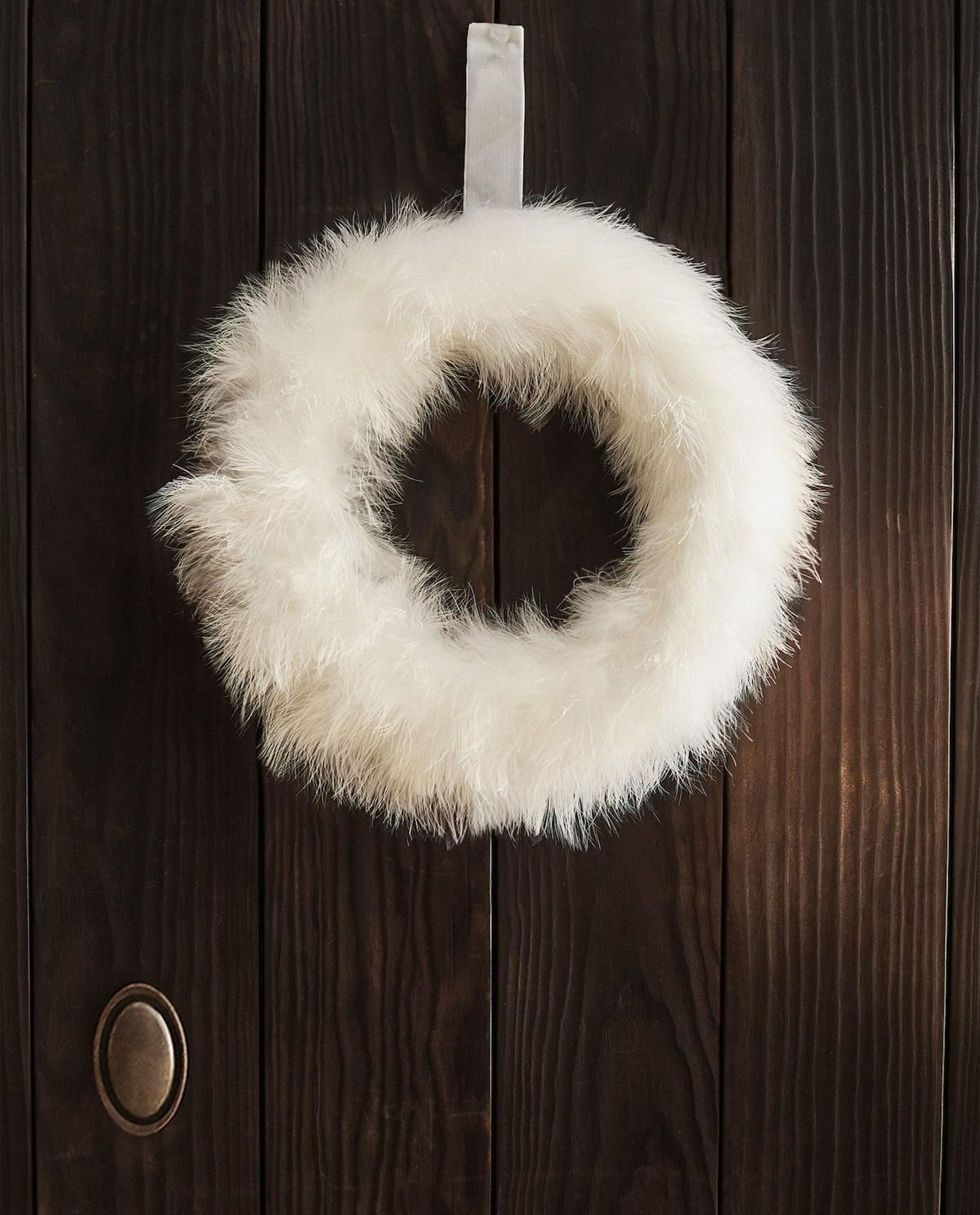 Corona de Navidad de plumas finas de Zara Home.