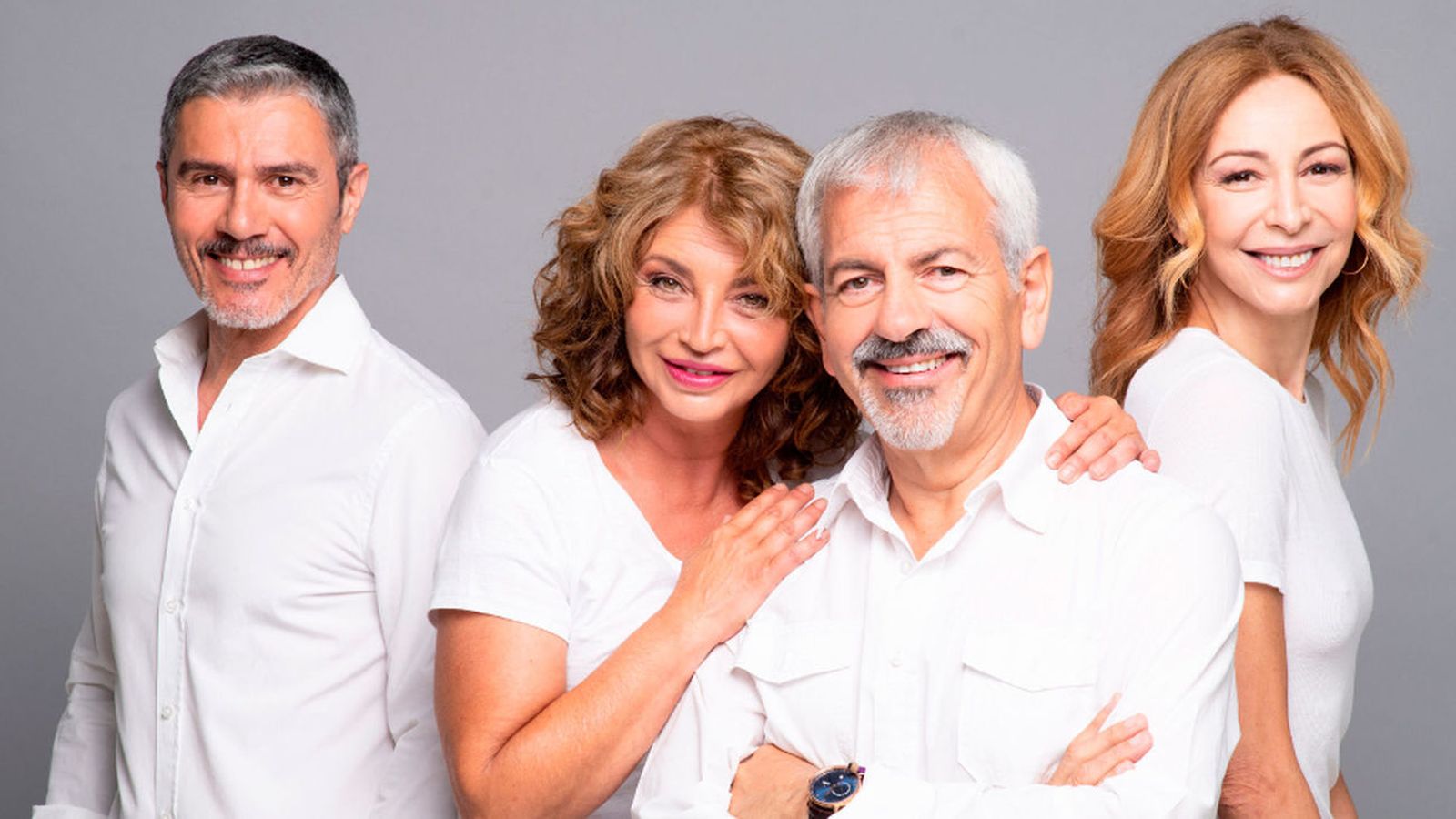 Sobera, con el resto del elenco de la obra de teatro que produce y representa, 'Asesinos todos'.