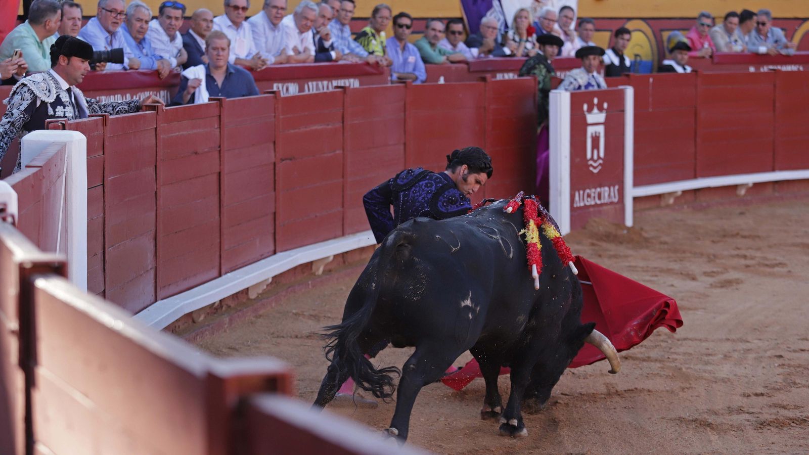 Morante se saca su primer toro a los medios