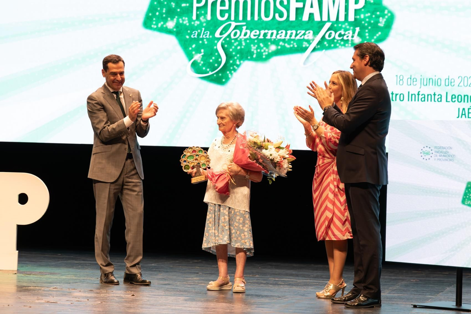 Moreno Bonilla entrega el galardón a Encarnación Anguita, quien fuera alcaldesa de Frailes tras las primeras elecciones después de la dictadura.