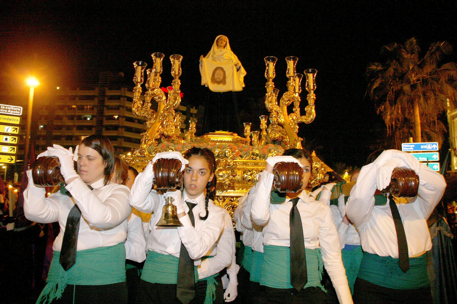 Las portadoras de la Verónica la lleva a su encuentro en la Plaza Circular.